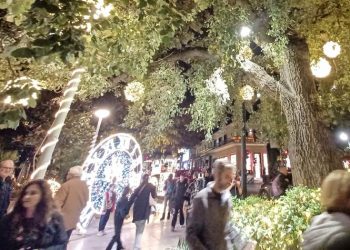Σε γιορτινούς ρυθμούς ο Δήμος – Άναψε το χριστουγεννιάτικο δέντρο