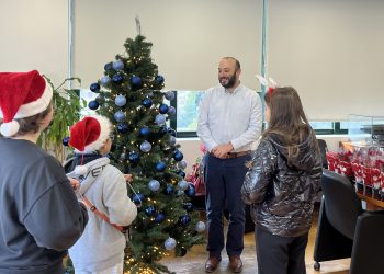 Τα κάλαντα δημιούργησαν γιορτινή ατμόσφαιρα στο Δημαρχείο της Πεύκης