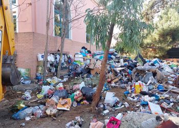 Επιχείρηση «σκούπα» σε αυτοσχέδιο σκουπιδότοπο στην Κάτω Κηφισιά