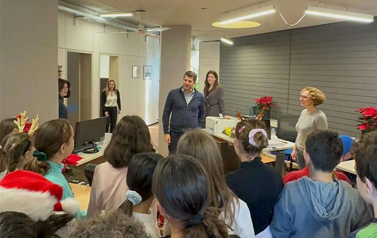 Χριστουγεννιάτικα κάλαντα και ευχές στο Δημαρχείο Κηφισιάς