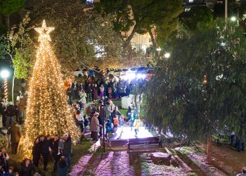 Φώτα, μουσικές και χαρούμενες φωνές «έφεραν» τα Χριστούγεννα στη Νέα Ερυθραία