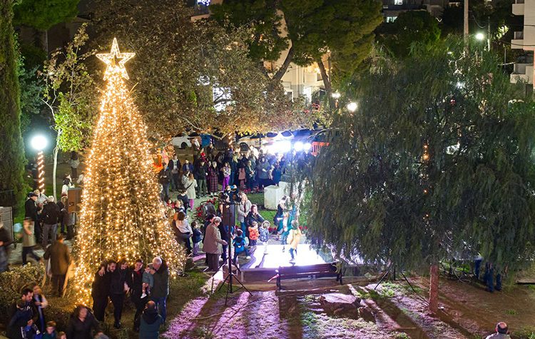 Φώτα, μουσικές και χαρούμενες φωνές «έφεραν» τα Χριστούγεννα στη Νέα Ερυθραία