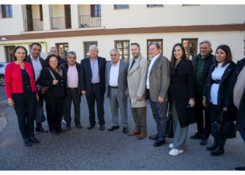 Κοντά στα παιδιά του Σικιαριδείου ο δήμαρχος Αμαρουσίου Θ. Αμπατζόγλου και ο πρόεδρος του ΕΕΑ Γ. Χατζηθεοδοσίου