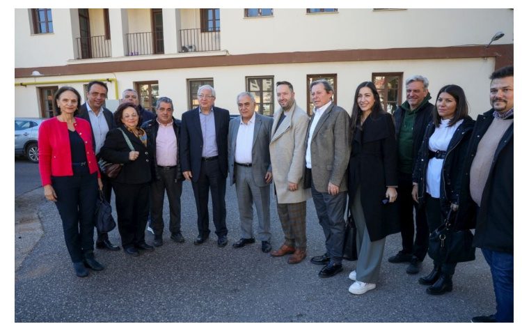 Κοντά στα παιδιά του Σικιαριδείου ο δήμαρχος Αμαρουσίου Θ. Αμπατζόγλου και ο πρόεδρος του ΕΕΑ Γ. Χατζηθεοδοσίου