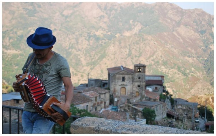 Η υποστήριξη της κατωιταλικής διά της αγγλικής