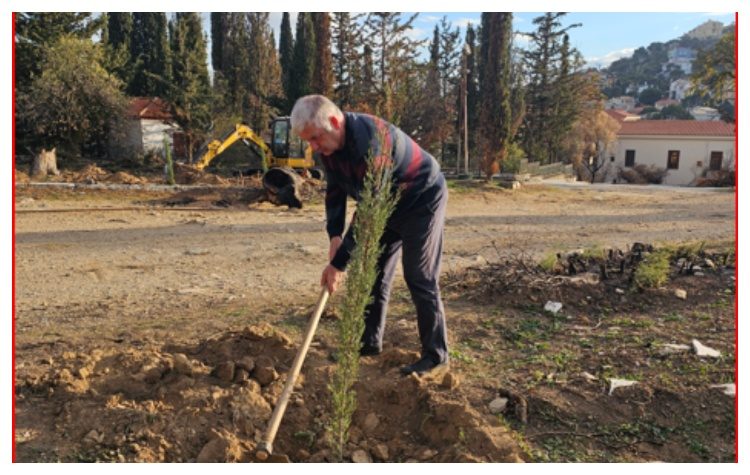 Στις δυο πρώτες  αναδασώσεις  που έγιναν στις  καμένες εκτάσεις από την πυρκαγιά του Αυγούστου συμμετείχε ο Βλάσσης Σιώμος
