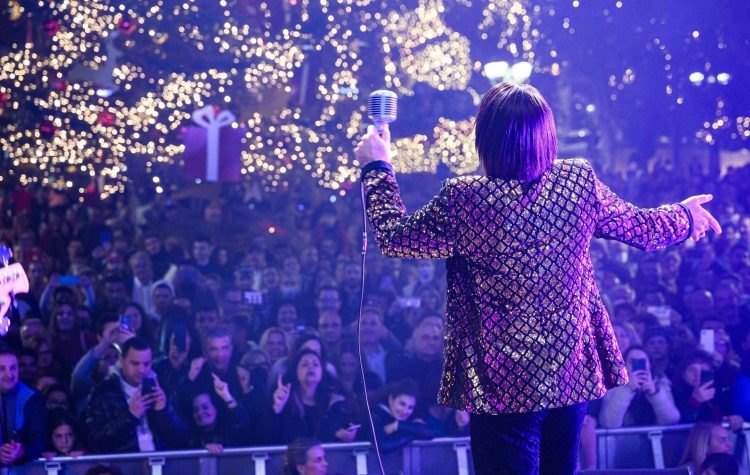 Ο Δήμος ανάβει το χριστουγεννιάτικο δέντρο με Τόνι Σφήνο