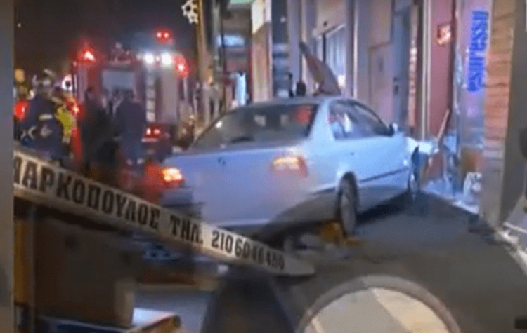 ΙΧ έπεσε σε στάση λεωφορείου - Τραυματίστηκε μια γυναίκα