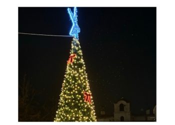 Φωταγωγήθηκε το Χριστουγεννιάτικο δέντρο στα Μελίσσια