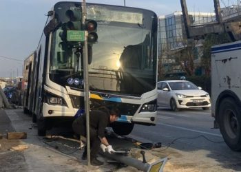 Λεωφορείο προσέκρουσε σε φανάρι στη Λ. Μεσογείων (Βίντεο)