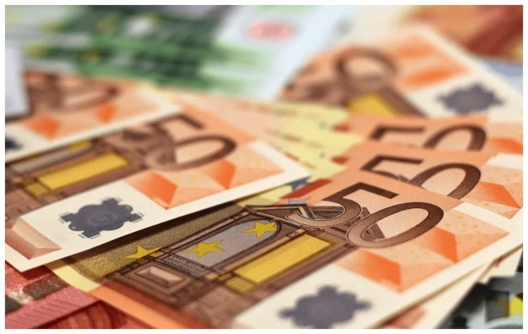 Σε εφαρμογή 18 μειώσεις φόρων και 7 μέτρα στήριξης των εισοδημάτων το 2025