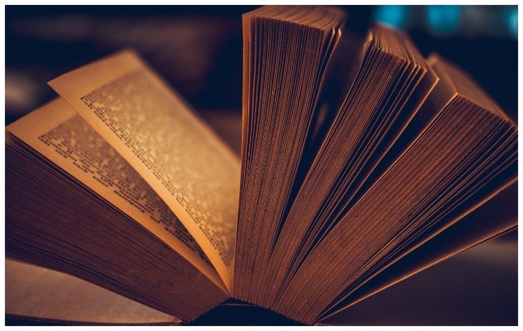 Ένα Βιβλίο για Δώρο: Το Μήνυμα της Αγάπης και της Σύνδεσης