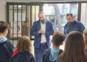 Παράδοση τροφίμων και ειδών πρώτης ανάγκης από μαθητές στο Κοινωνικό Παντοπωλείο