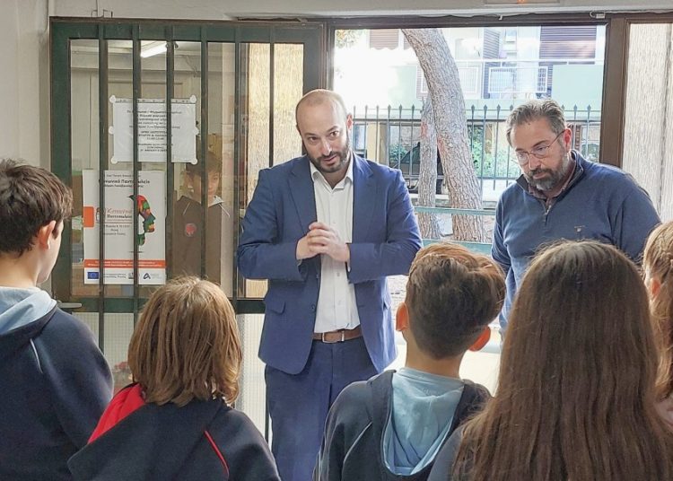 Παράδοση τροφίμων και ειδών πρώτης ανάγκης από μαθητές στο Κοινωνικό Παντοπωλείο