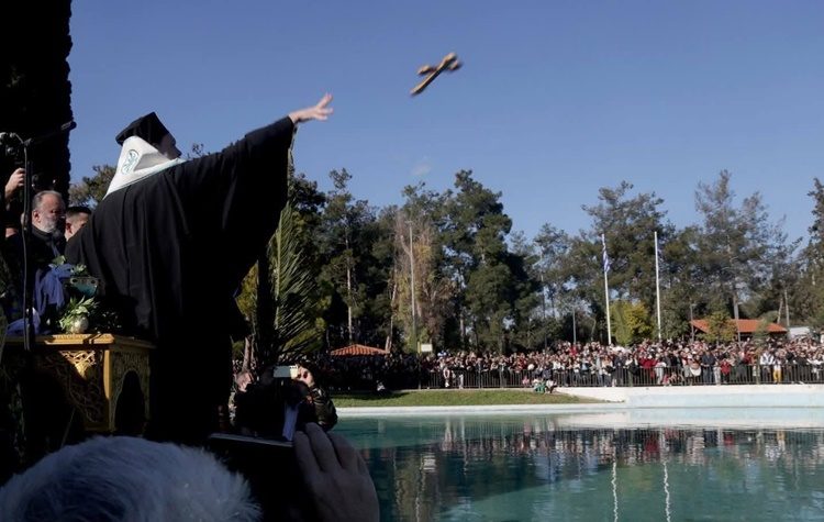 Πλήθος κόσμου στο χώρο γύρω από τη λίμνη του Άλσους Νέας Φιλαδέλφειας στον Αγιασμό των Υδάτων