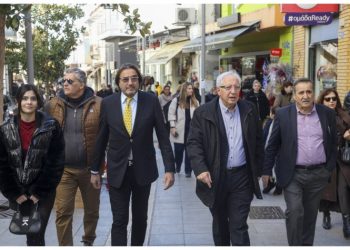 Επίσκεψη Αμπατζόγλου στο εμπορικό κέντρο του Αμαρουσίου παραμονή Πρωτοχρονιάς