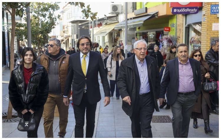 Επίσκεψη Αμπατζόγλου στο εμπορικό κέντρο του Αμαρουσίου παραμονή Πρωτοχρονιάς