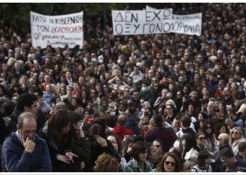 Ογκώδης συγκέντρωση διαμαρτυρίας στην Αθήνα για τα Τέμπη-Επεισόδια στο Σύνταγμα και στα Προπύλαια