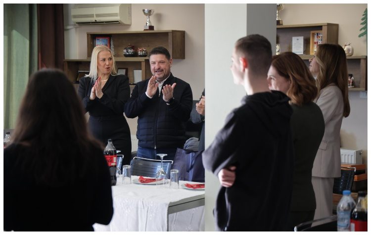 Με τα παιδιά των Παιδικών Χωριών SOS το πρωτοχρονιάτικο γεύμα του Νίκου Χαρδαλιά και της συζύγου του