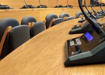 Λαύριο: Πανικός και ένταση επικράτησε στο δημοτικό συμβούλιο – Πέταξαν καρέκλα στον δήμαρχο