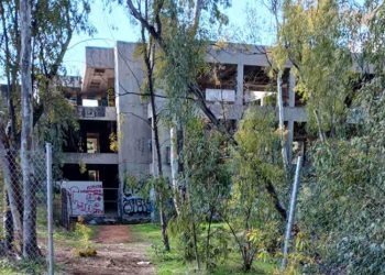 Γονείς 1oυ Γυμνασίου Παπάγου: «Αποκαρδιωτική η εικόνα στην αφύλακτη οικοδομή»