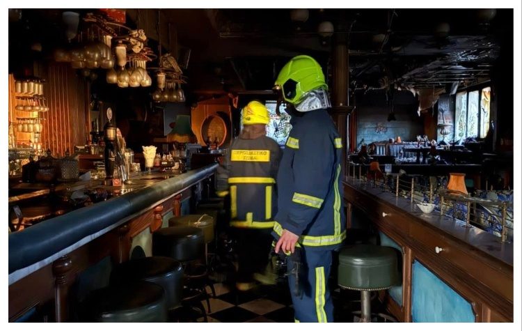 Φωτιά σε καφετέρια στην Πεντέλη, καταστράφηκε μέρος του καταστήματος