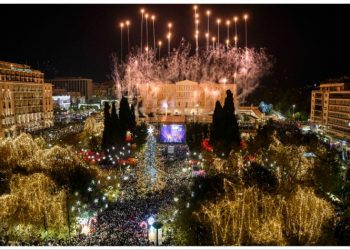Δήμος Αθηναίων: Με μια πρωτότυπη παράσταση η Αθήνα υποδέχθηκε το νέο έτος στην πλατεία Συντάγματος