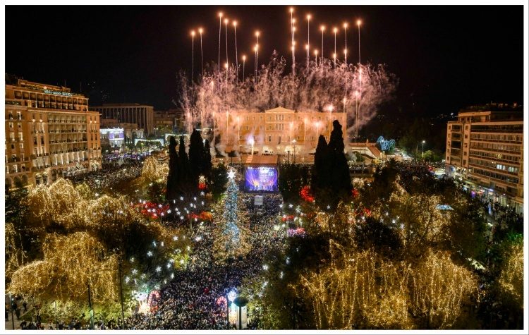 Δήμος Αθηναίων: Με μια πρωτότυπη παράσταση η Αθήνα υποδέχθηκε το νέο έτος στην πλατεία Συντάγματος