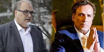 Αριστερά ο δήμαρχος Χαλανδρίου Σίμος Ρούσσος και δεξιά ο επικεφαλής του συνδυασμού «Χαλάνδρι στο Φως» Χάρης Ρώμας