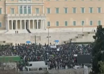 Διαδηλωτές επέστρεψαν στον Άγνωστο Στρατιώτη, συνθήματα για παραίτηση του πρωθυπουργού, δακρυγόνα από ΜΑΤ