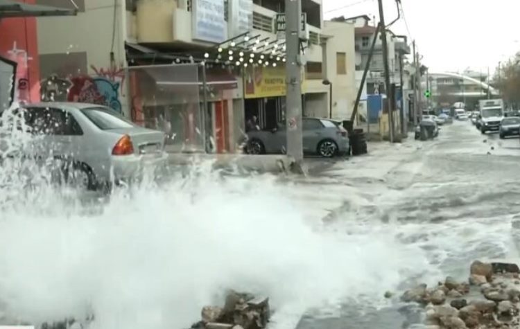 Έσπασε αγωγός της ΕΥΔΑΠ στη Λεωφόρο Μεσογείων