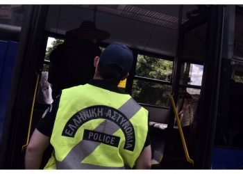 Πιλοτική τοποθέτηση 130 αστυνομικών στα μέσα μεταφοράς της Δυτικής Αθήνας ανακοίνωσε ο Μιχάλης Χρυσοχοΐδης