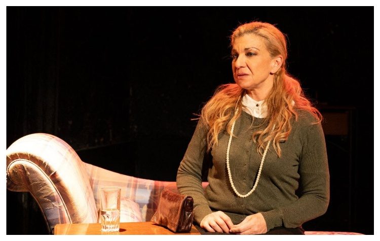 «Γυναίκες στο Ντιβάνι»: Μια συγκλονιστική παράσταση από μια γυναίκα για γυναίκες