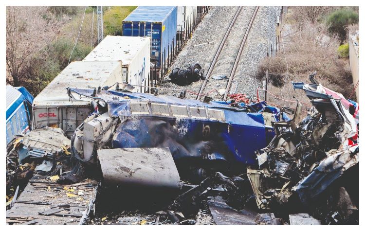 Υπό τη σκιά των Τεμπών