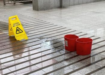 Στάζει πάλι η οροφή στο Μετρό «Χαλάνδρι» (Εικόνες)