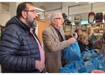 Σε διανομή σαρακοστιανών σε ευπαθείς πολίτες συμμετείχε ο δήμαρχος Αμαρουσίου Θ. Αμπατζόγλου