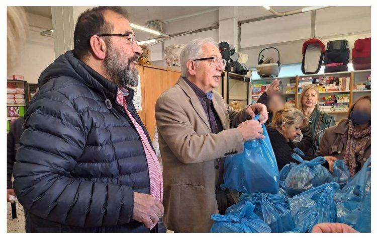 Σε διανομή σαρακοστιανών σε ευπαθείς πολίτες συμμετείχε ο δήμαρχος Αμαρουσίου Θ. Αμπατζόγλου
