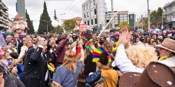 Καρναβάλι 2025: Πλημμύρισε από μικρούς και μεγάλους καρναβαλιστές η Λεωφόρος Δεκελείας