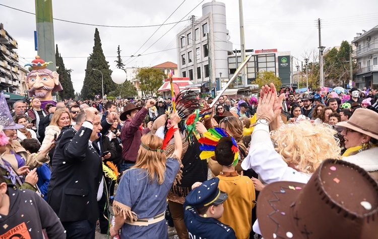Καρναβάλι 2025: Πλημμύρισε από μικρούς και μεγάλους καρναβαλιστές η Λεωφόρος Δεκελείας