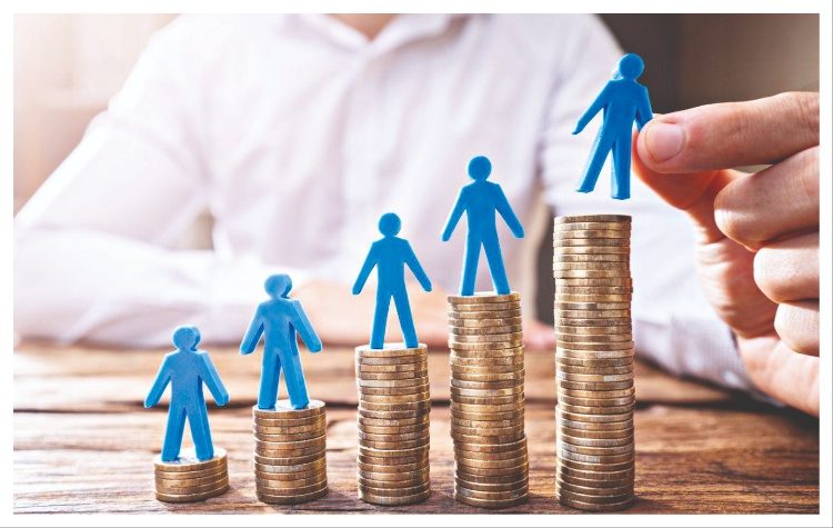 Κατώτατος μισθός: Νέες αυξήσεις, πιθανές μειώσεις