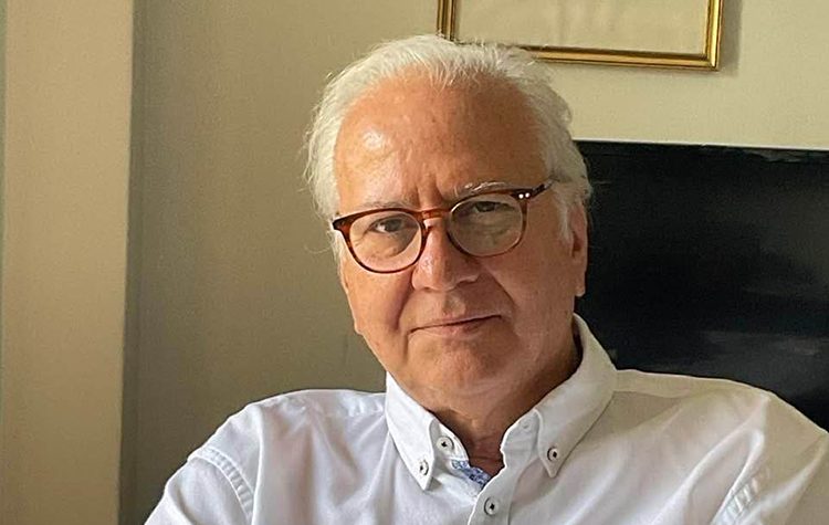 Ο πρόεδρος του Εμπορικού Συλλόγου Αθηνών Θάνος Τσαγγάρης κλείνει το κατάστημά του στην Κηφισιά