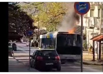 Φωτιά σε αστικό λεωφορείο γεμάτο επιβάτες στην Πεντέλη
