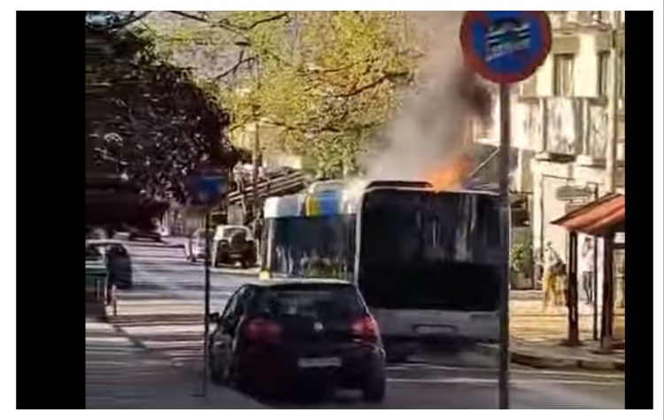Φωτιά σε αστικό λεωφορείο γεμάτο επιβάτες στην Πεντέλη