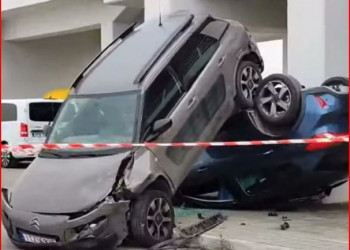 Απίθανο τροχαίο στο ΟΑΚΑ, με Ι.Χ. να πέφτει πάνω σε άλλα δύο, δίχως τραυματισμούς