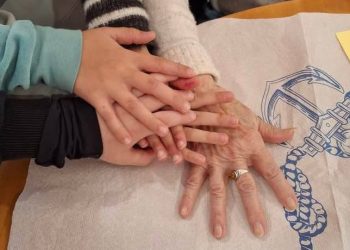 Μικροί επισκέπτες έδωσαν χαρά στα «παιδιά» των ΚΑΠΗ