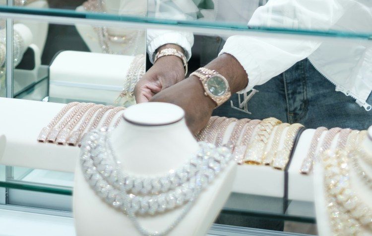 Διάρρηξη σε κεντρικό κοσμηματοπωλείο (Βίντεο)