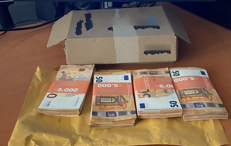 Bρέθηκαν 20.000 ευρώ σε κάδο στην Αγία Παρασκευή!