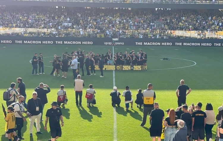 Η γυναικεία ομάδα ποδοσφαίρου της ΑΕΚ γιόρτασε την κατάκτηση του Πρωταθλήματος με τον κόσμο της