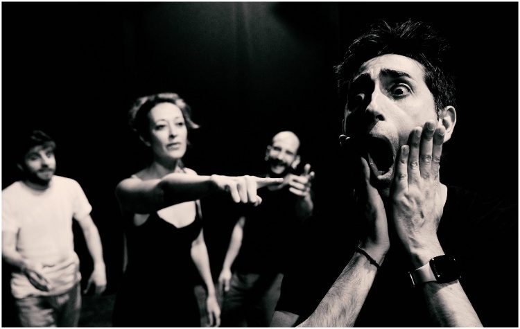 To «Φτιάξε τη δυστυχία σου μόνος σου» στο Θέατρο Ρεκτιφιέ 