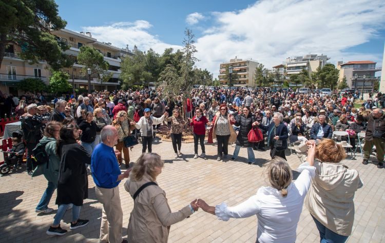 Το γλέντι της Πρωτομαγιάς γέμισε την κεντρική πλατεία της Πεύκης